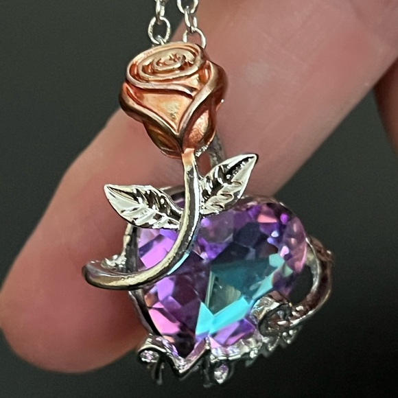 ☄️This stunning heart and rose pendant necklace is perfect for Mother’s Day! 18” - Picture 7 of 14